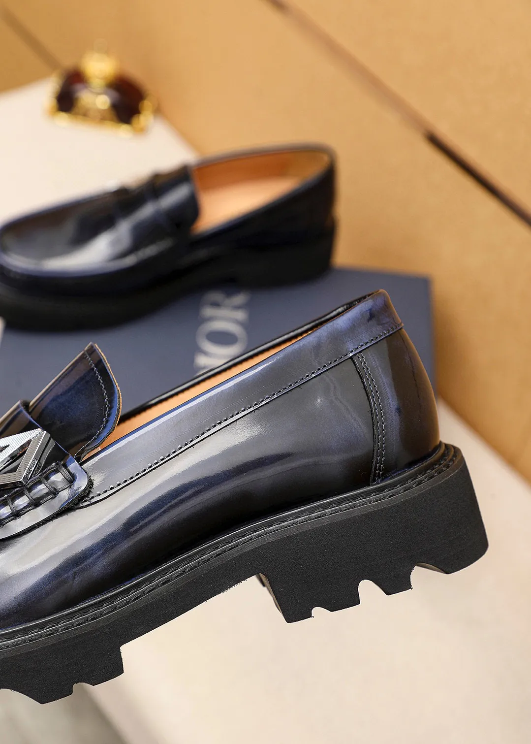Men's shoes 💰480 💐 Product trademark: Dior "Dior" casual leather shoes Regular size: 39-44 (45🉑️customized) Product materials: Selected Italian imported first-layer beaded cowhide upper + classic hardware buckle, imported water-dyed 🐂 cowhide lining. Strong three-dimensional visual effect, original outsole Color: 3⃣️colors available